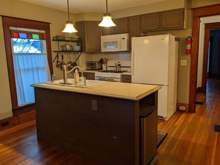 Large Bakery Apartment - Central Downtown Location Fredonia Extérieur photo